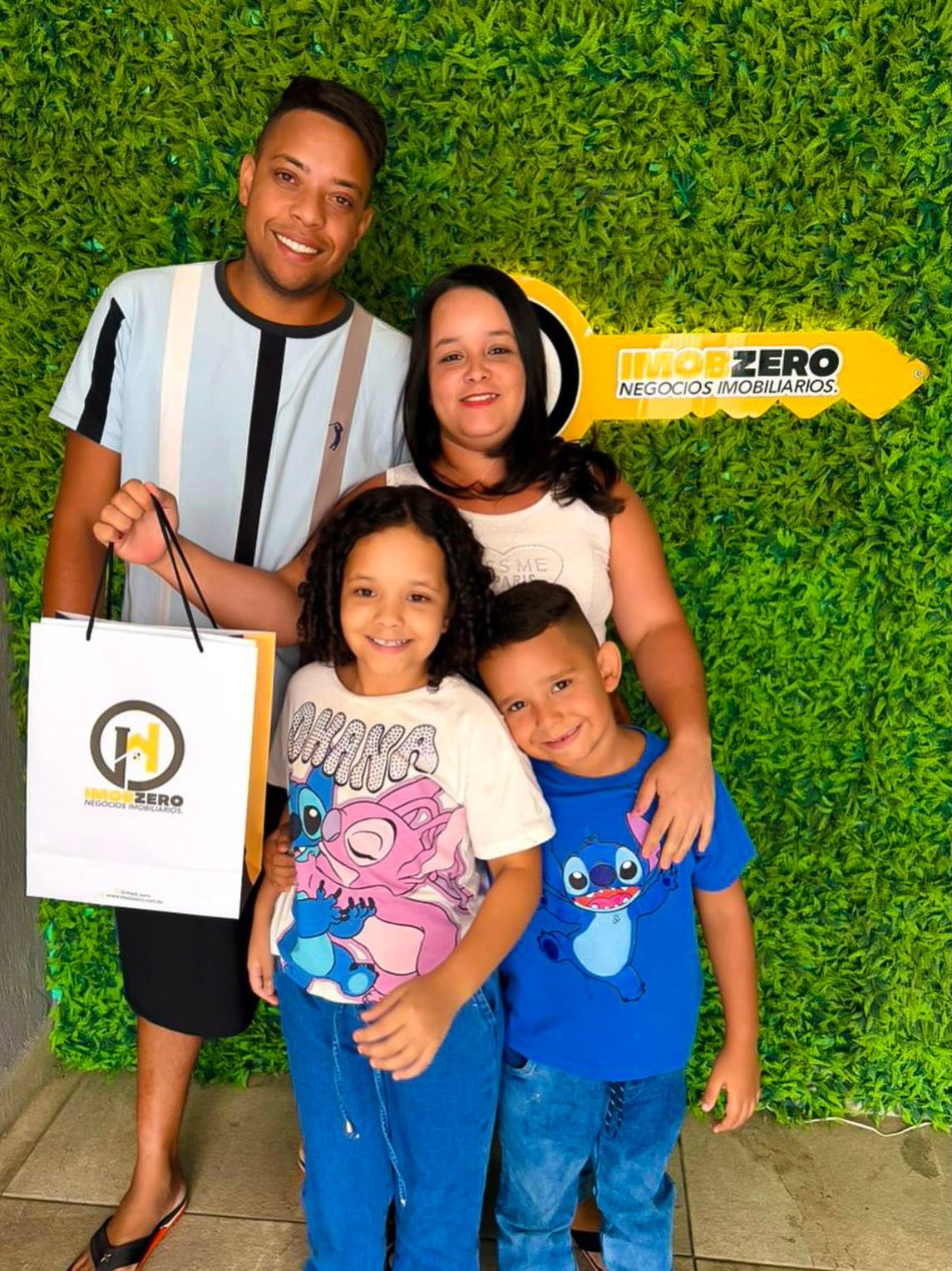 Família cliente da IMOBZERO na sede da imobiliária