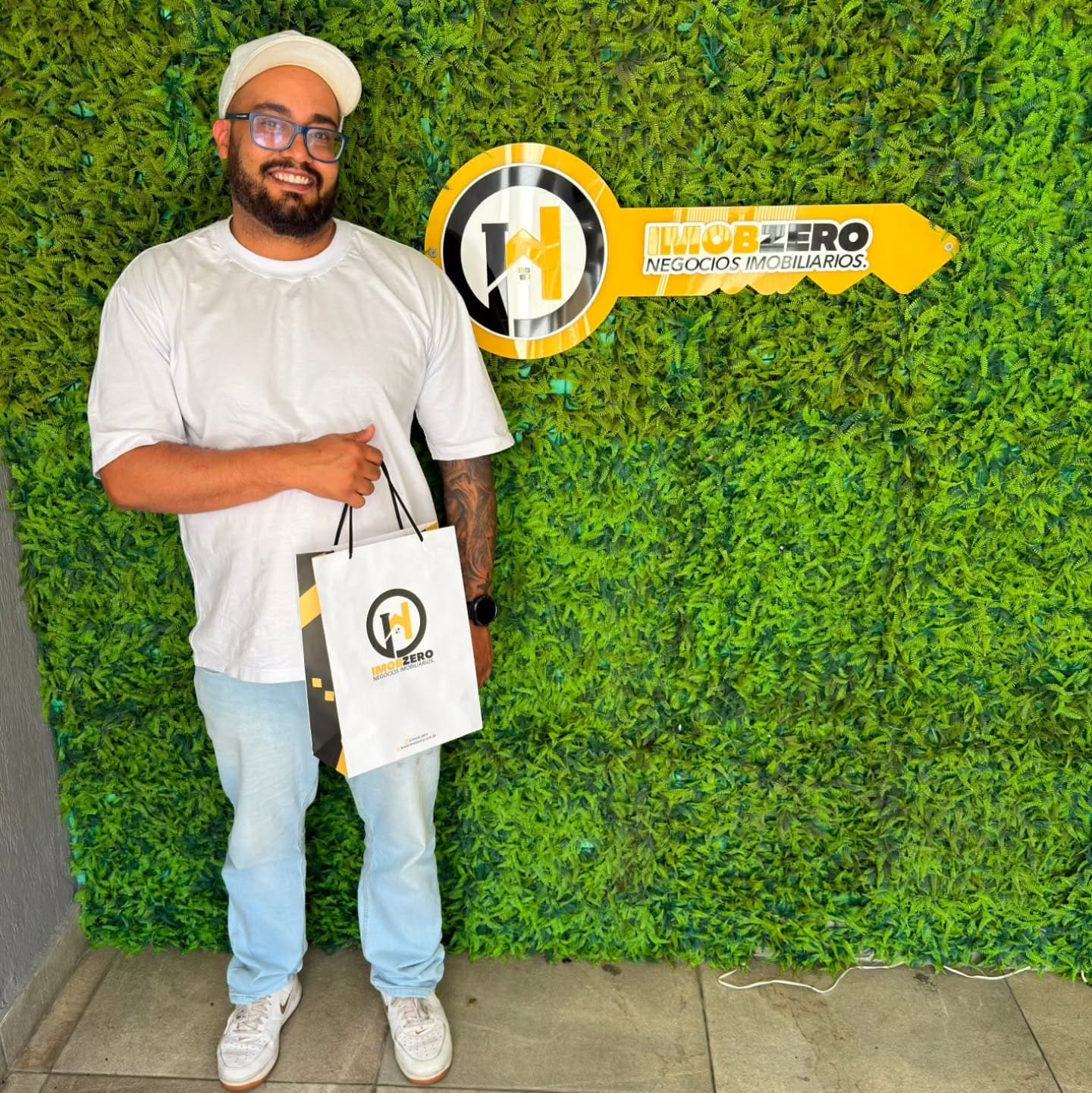 Cliente da IMOBZERO na sede da imobiliária