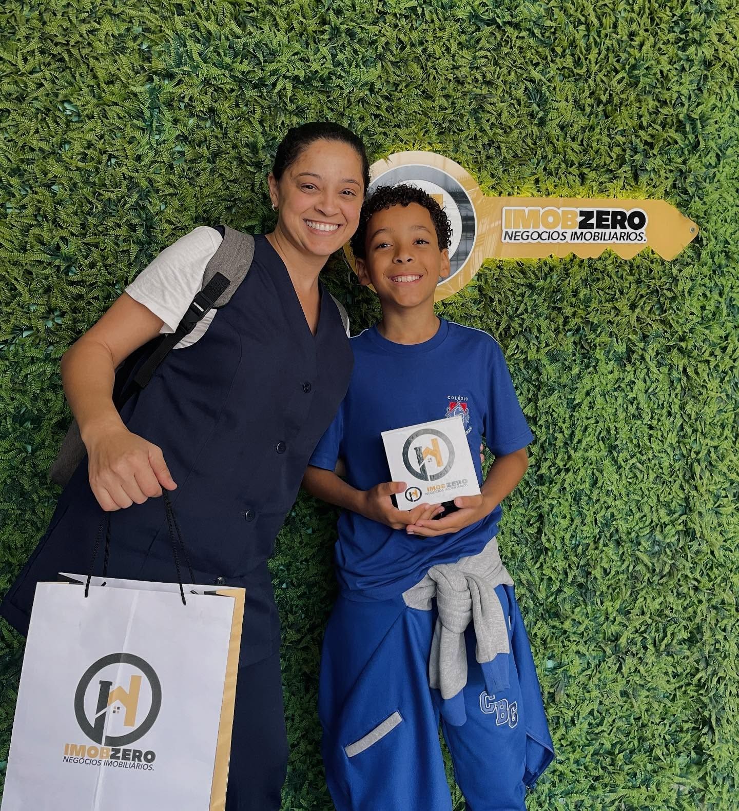 Cliente da IMOBZERO com o filho na sede da imobiliária
