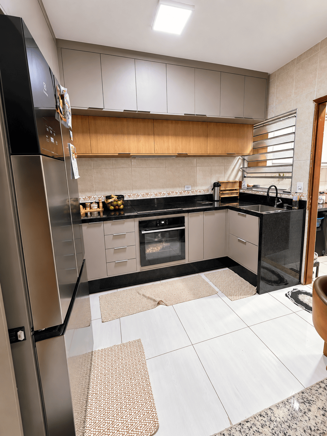 Cozinha planejada com armários e bancada